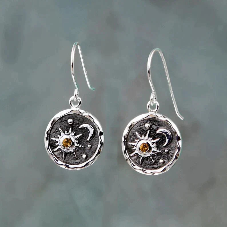 Éblouissantes boucles d'oreilles en or et argent avec design soleil et lune