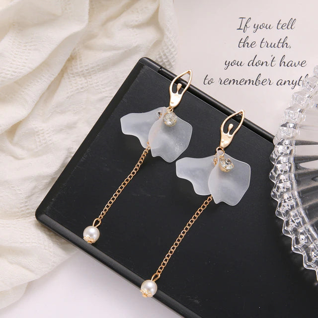 Élégantes Boucles d'Oreilles en Or Blanc ornées de Pétales et Perles Raffinées