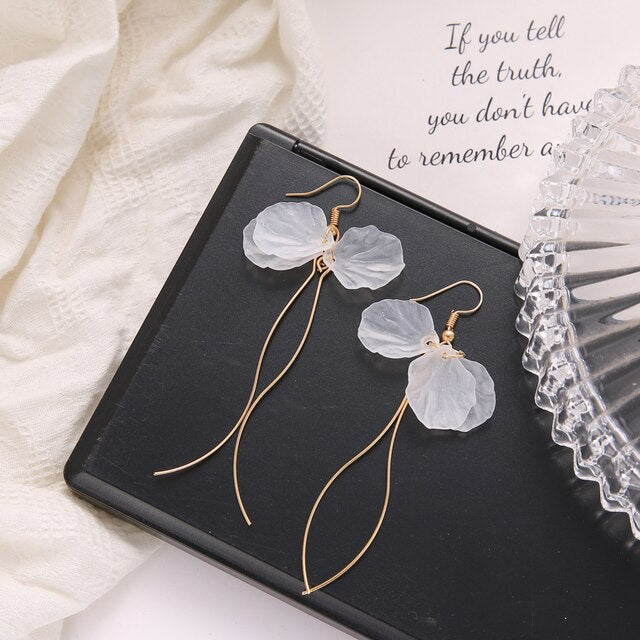 Éblouissantes Boucles d'Oreilles Longues en Or Blanc avec Pétales Élégants