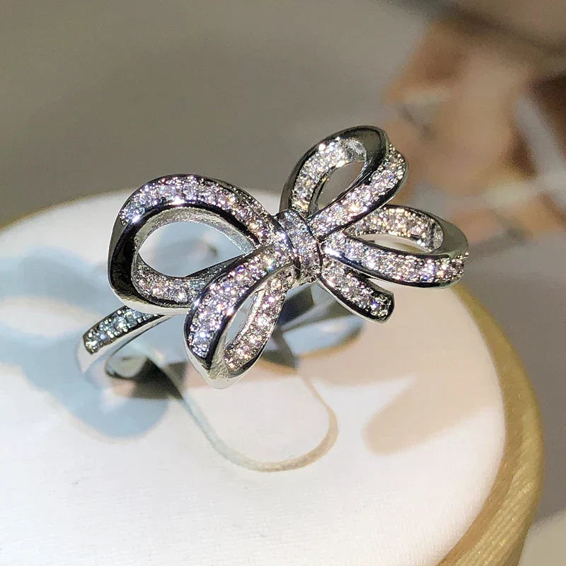 Éblouissante Bague en Argent avec Un Élégant Noeud