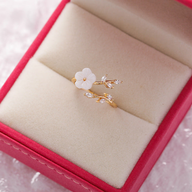 Élégante Bague en Or Ajustable Ornée de Fleurs Sauvages et de Zircons Brillants