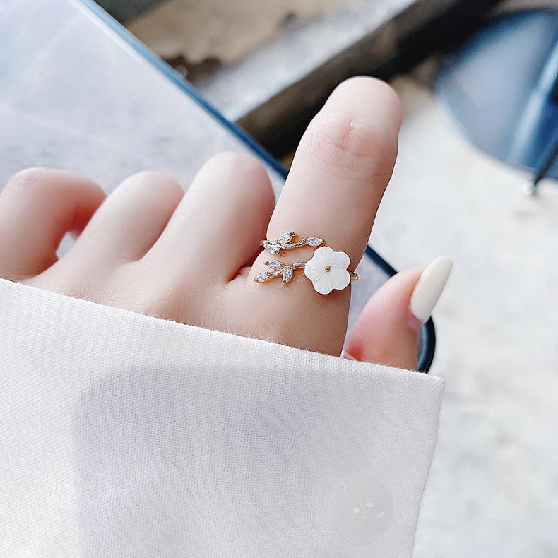 Élégante Bague en Or Ajustable Ornée de Fleurs Sauvages et de Zircons Brillants