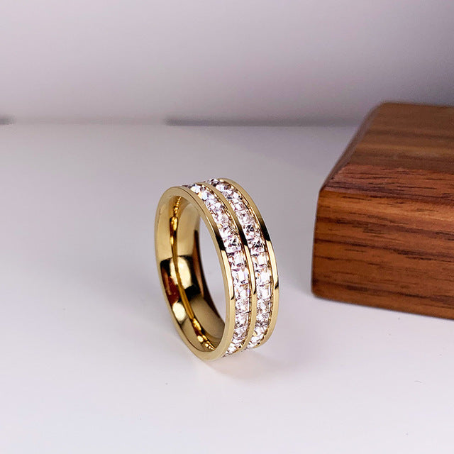 Bague Élégante à Deux Couches Embellie de Zirconias Shimmering