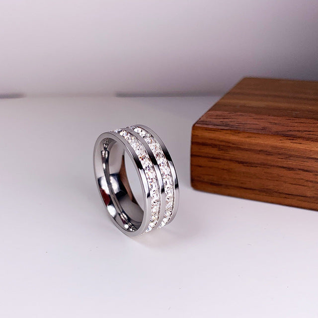 Bague Élégante à Deux Couches Embellie de Zirconias Shimmering