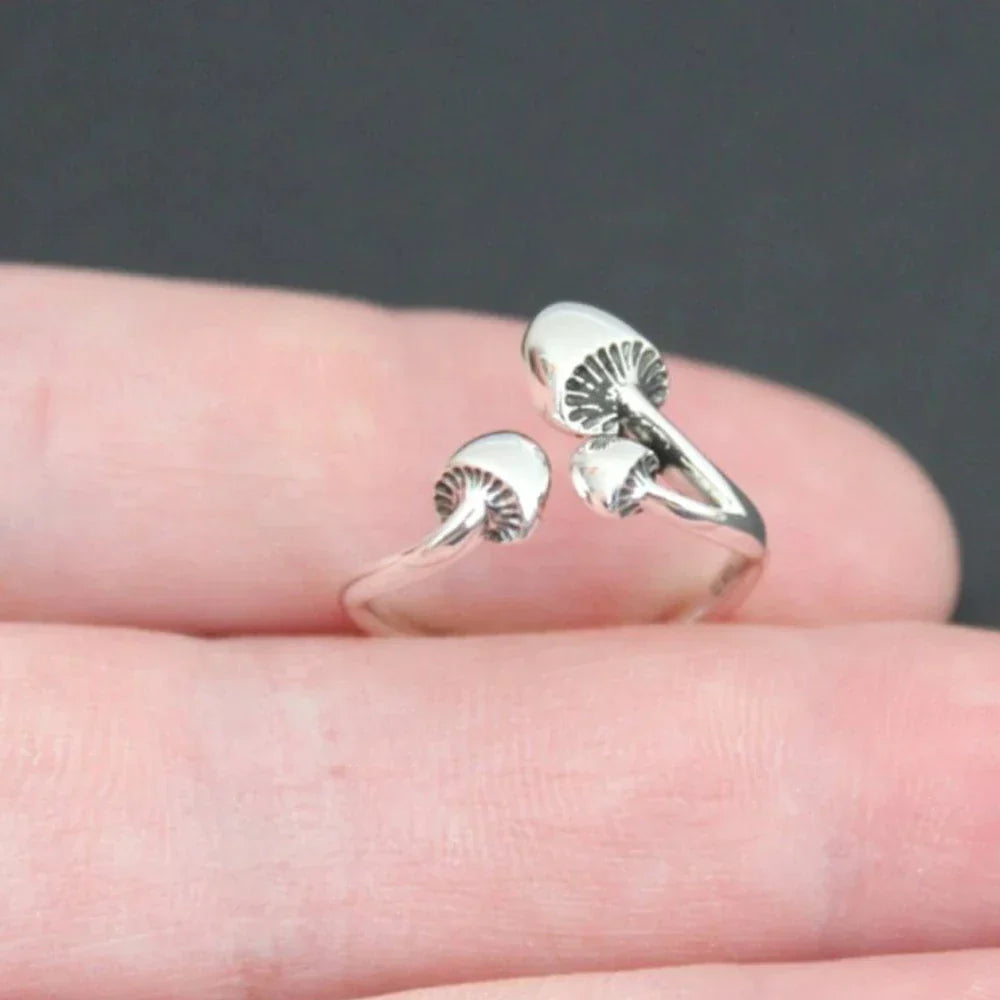 Bague en Argent Gothique Inspirée par les Champignons