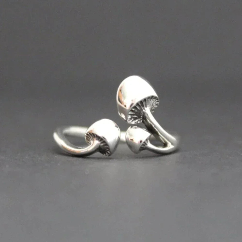 Bague en Argent Gothique Inspirée par les Champignons