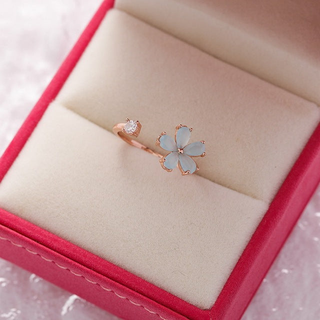 Bague Ajustable en Or avec Fleur en Cristal Bleu Éblouissant