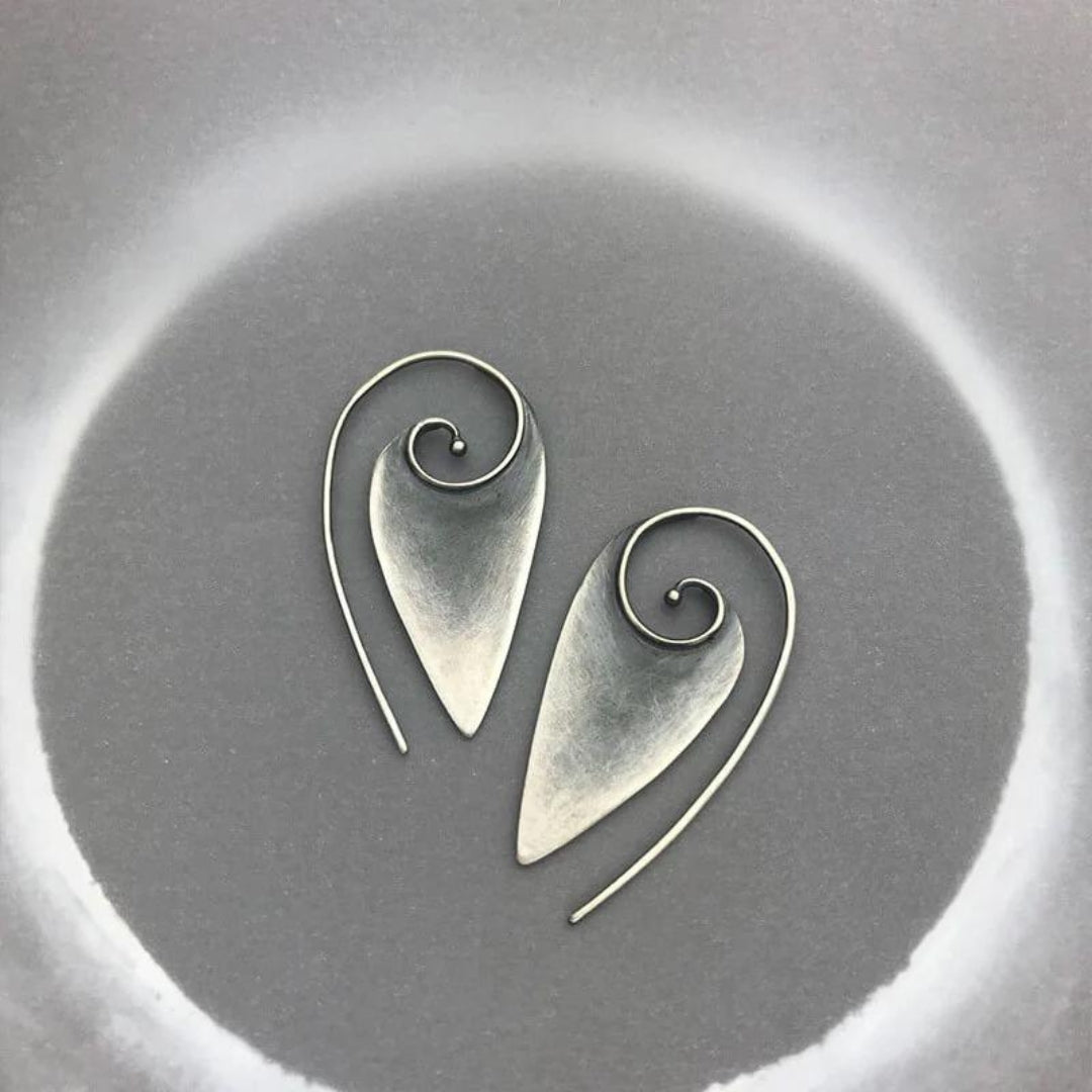 Élégantes boucles d'oreilles en argent plaqué avec un design en spirale raffinée
