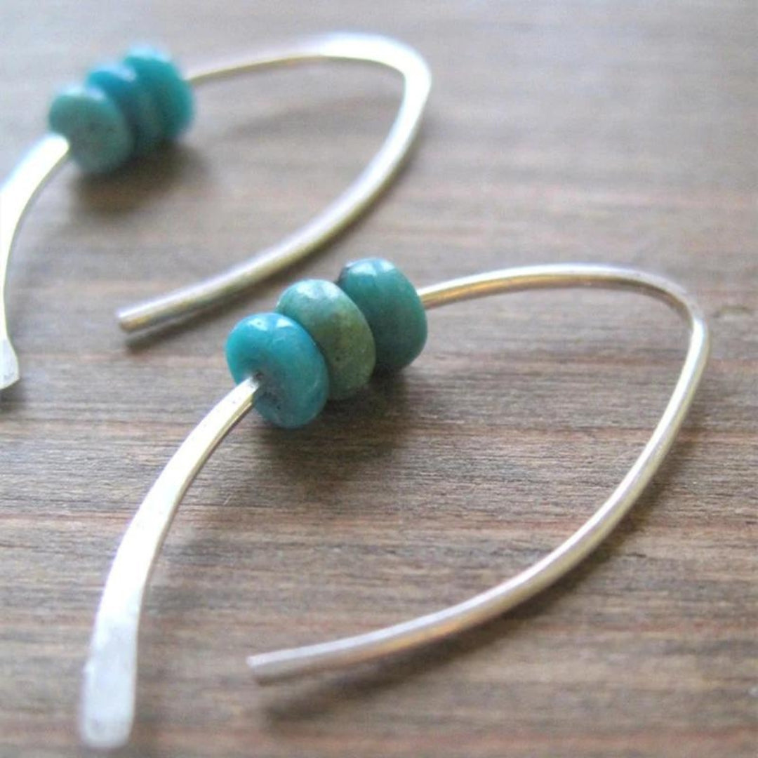 Boucles d'oreilles bohèmes ondulées en argent sterling ornées de pierres turquoises éclatantes