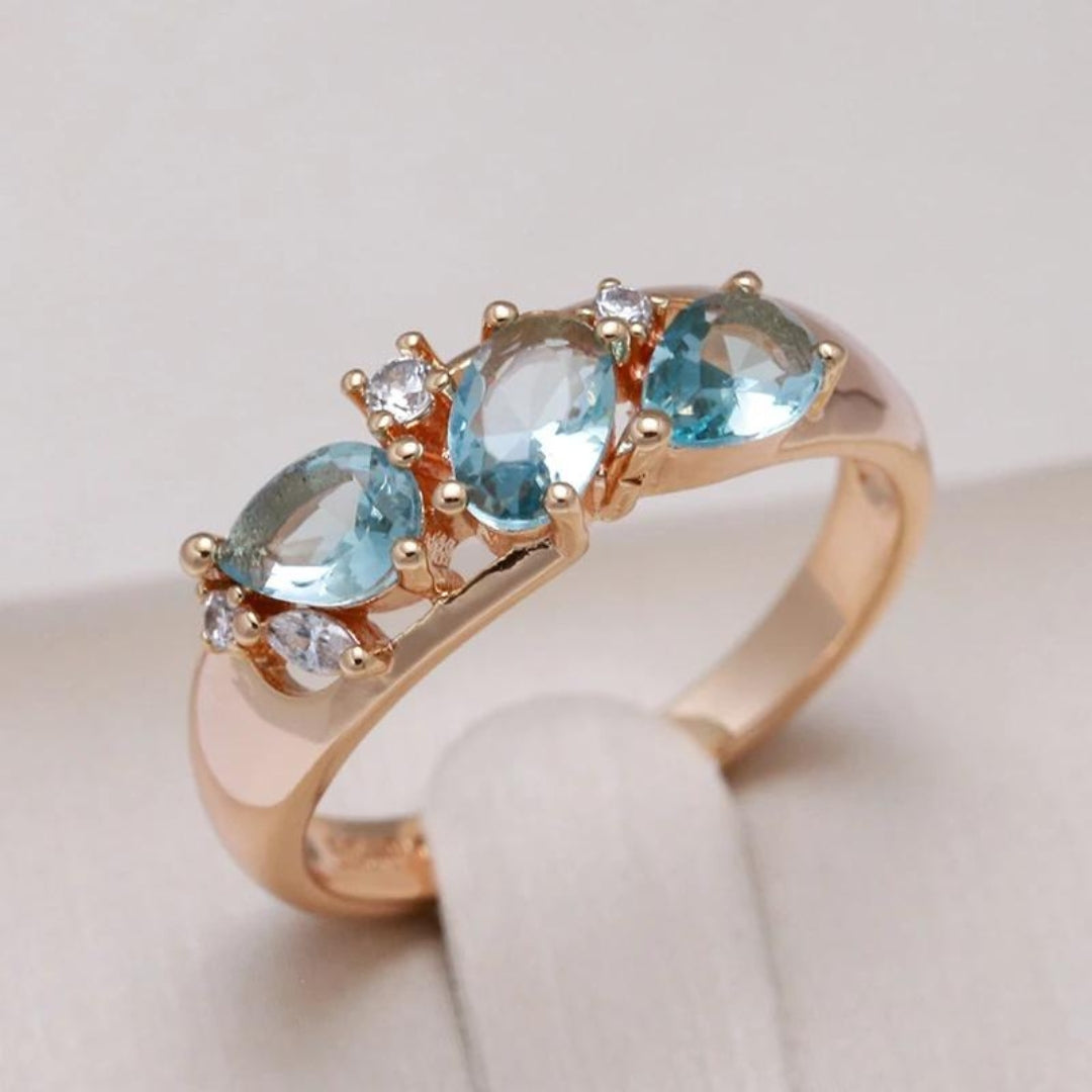 Éblouissante bague en zirconium bleu avec finition en or
