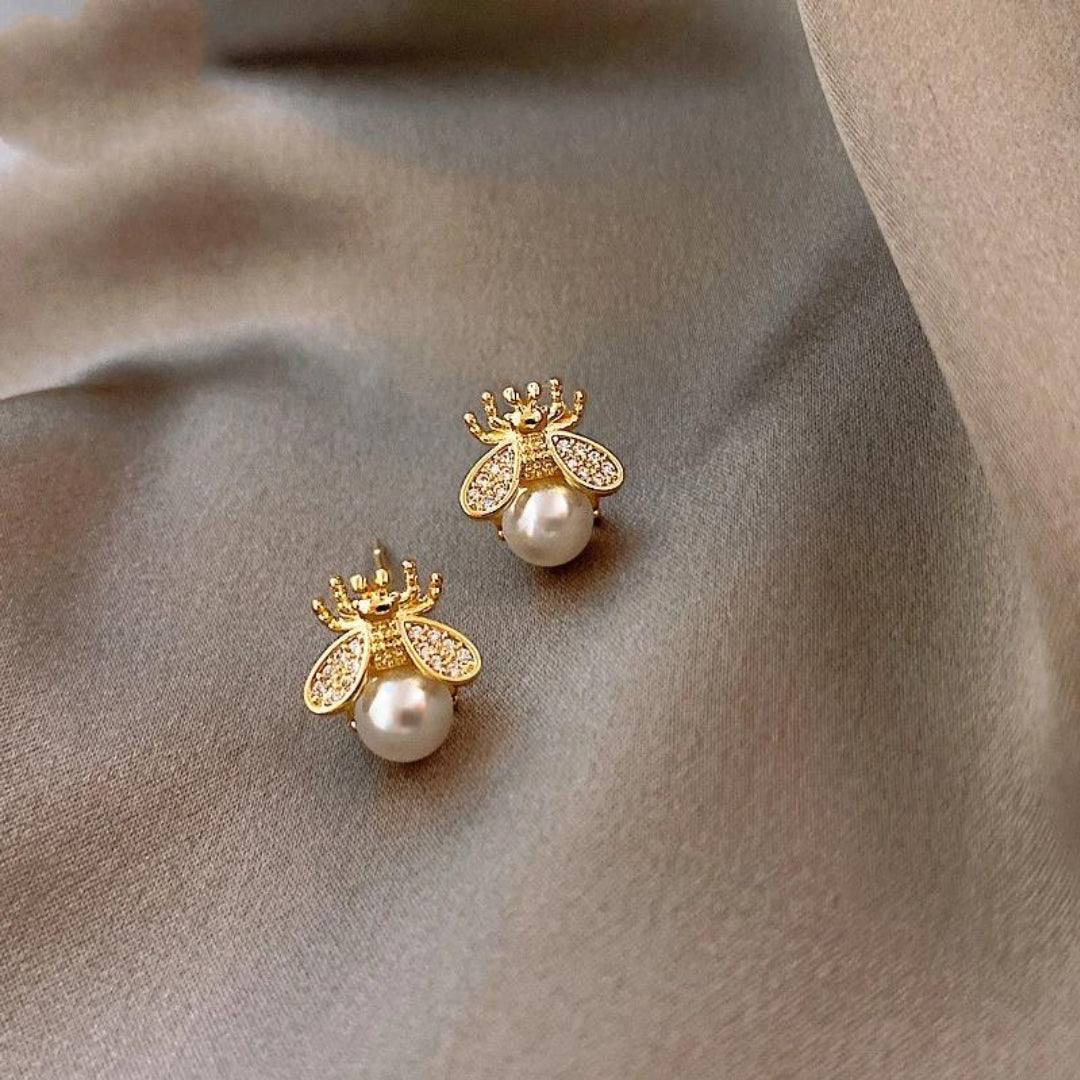 Boucles d'oreilles Abeilles Élégantes en Or avec Perles et Éclats de Zirconia