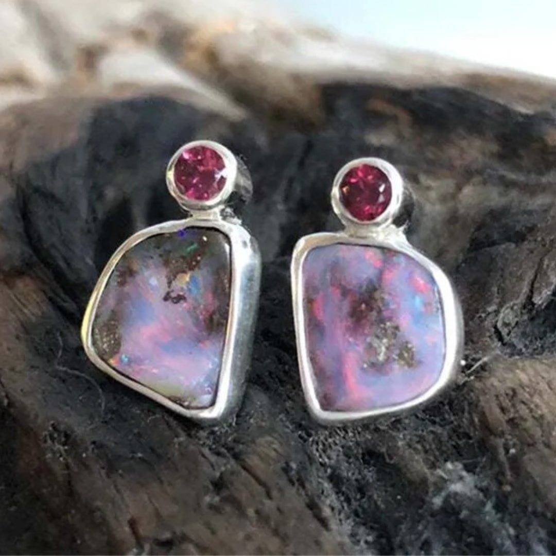 Éblouissantes boucles d'oreilles vintage ornées d'une pierre violette et de zircon rouge scintillant