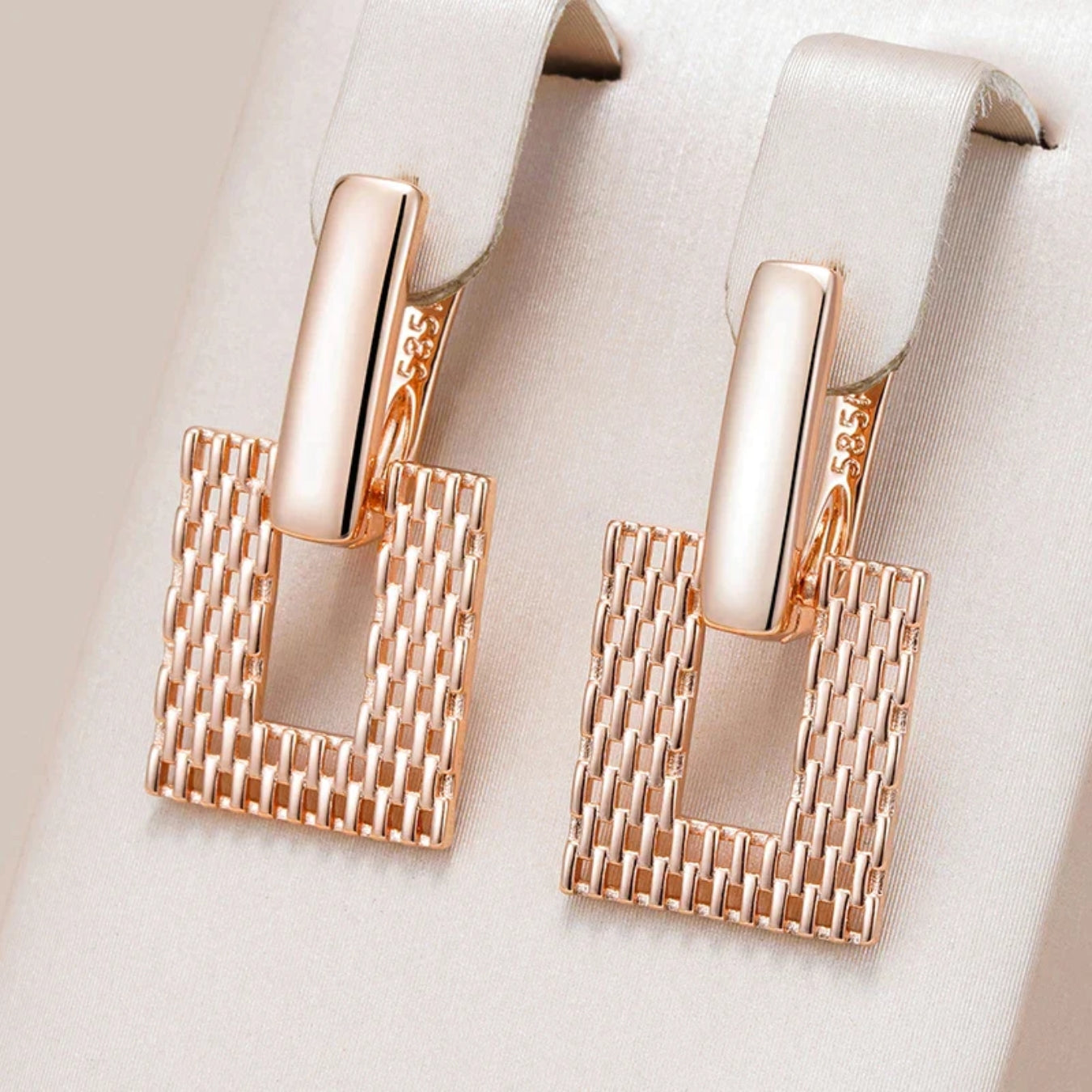 Élégantes Boucles d'Oreilles Carrées en Or - Un Accessoire Chic pour Briller