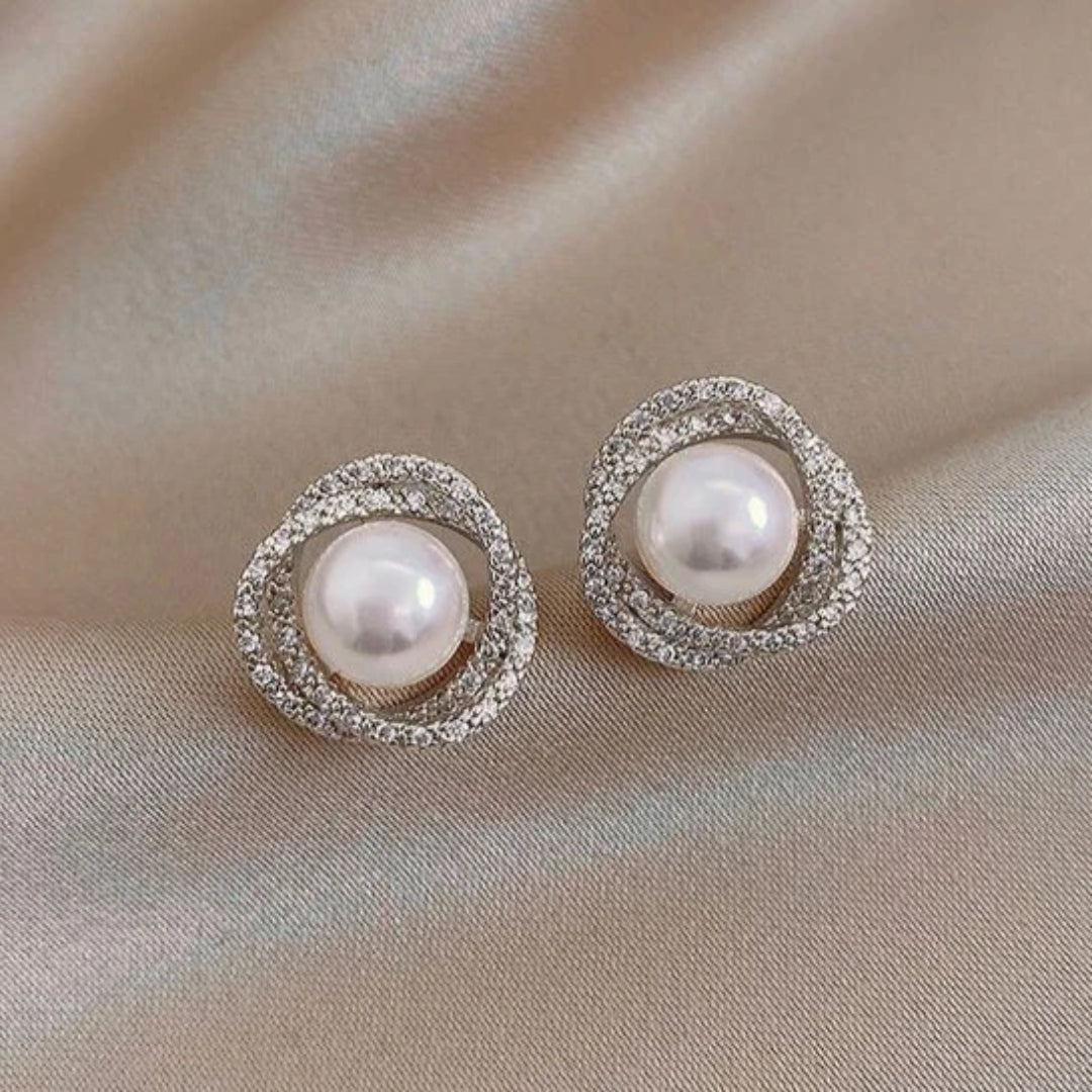Élégantes boucles d'oreilles spirales en argent ornées de perles scintillantes
