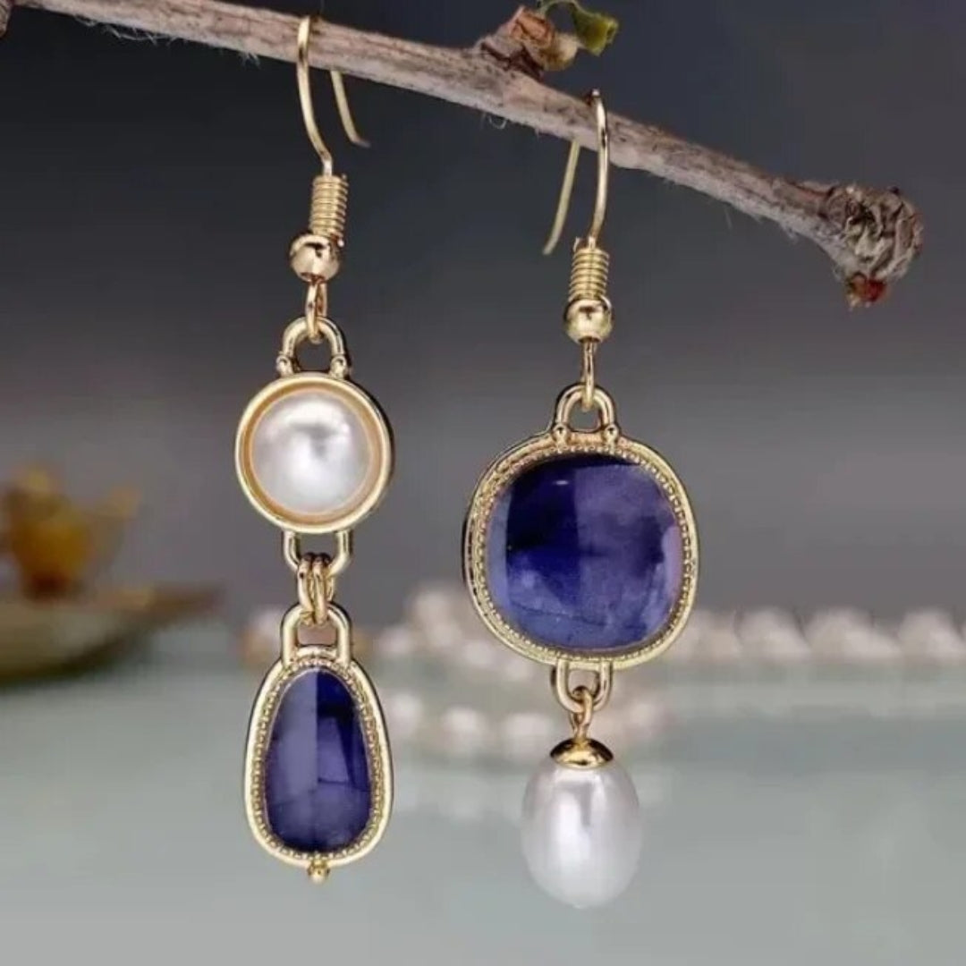 Élégantes boucles d'oreilles vintage en or ornées de pierres précieuses bleues