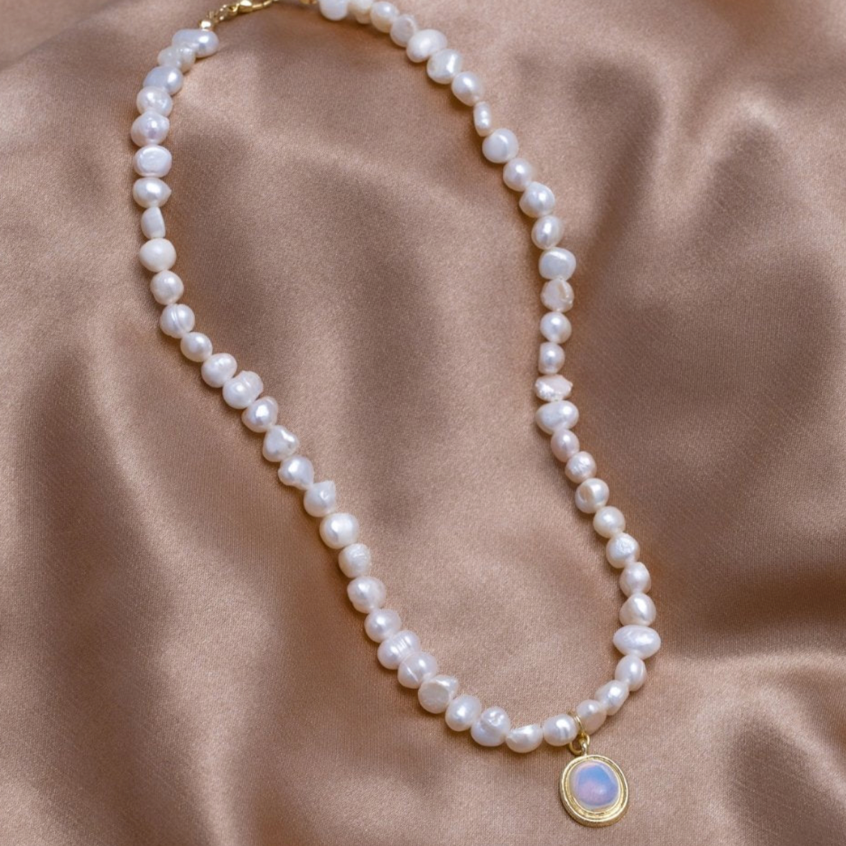 Collier Éblouissant en Perles et Pierre de Lune Dorée