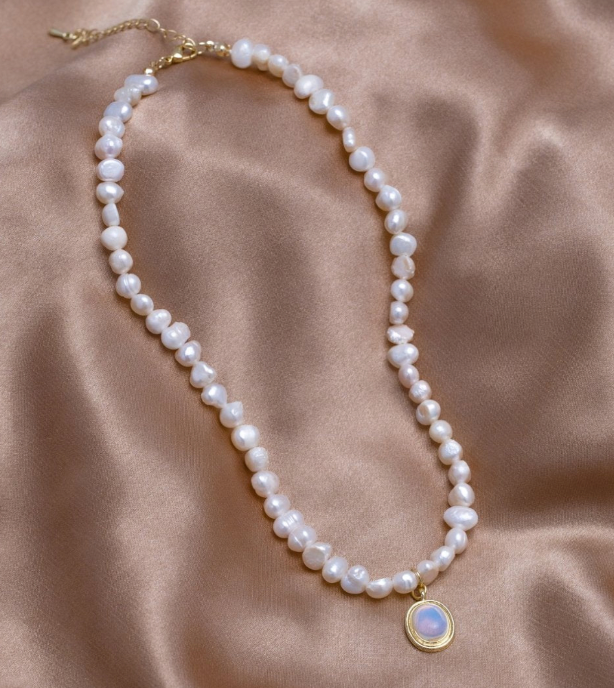 Collier Éblouissant en Perles et Pierre de Lune Dorée