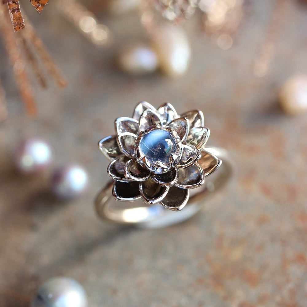 Bague Élégante Ornée d'une Fleur de Lotus Blanche