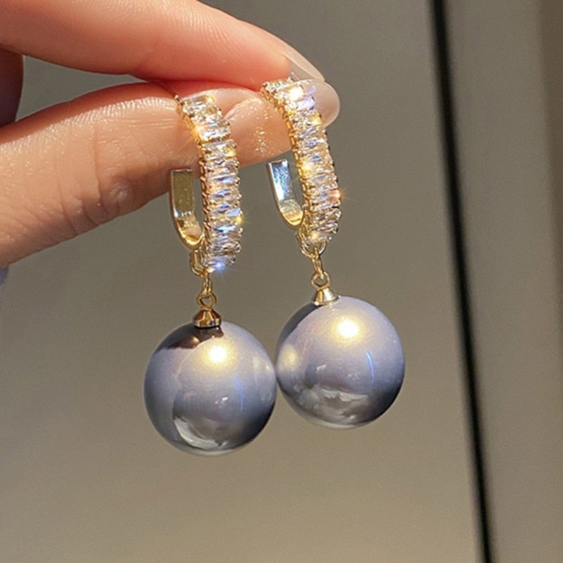 Éblouissantes boucles d'oreilles en perles et zircons de luxe