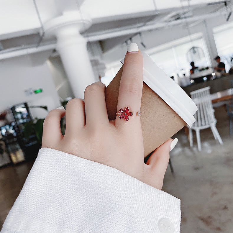 Bague Ajustable en Or avec Éclatante Fleur en Cristal Rouge