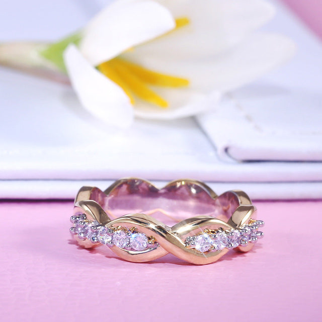 Éblouissante bague en or ornée de diamants scintillants
