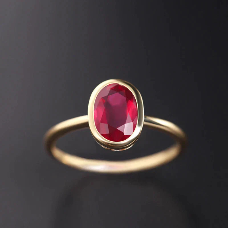 Éblouissante Bague en Or avec Éclat de Cristal Rouge