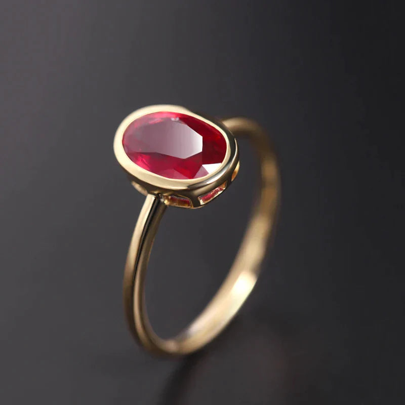 Éblouissante Bague en Or avec Éclat de Cristal Rouge