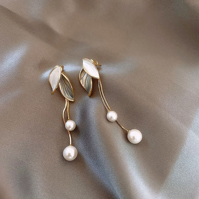 Éblouissantes Boucles d'Oreilles en Forme de Feuille Verte et Opale Blanche, Sublimées par des Perles en Or