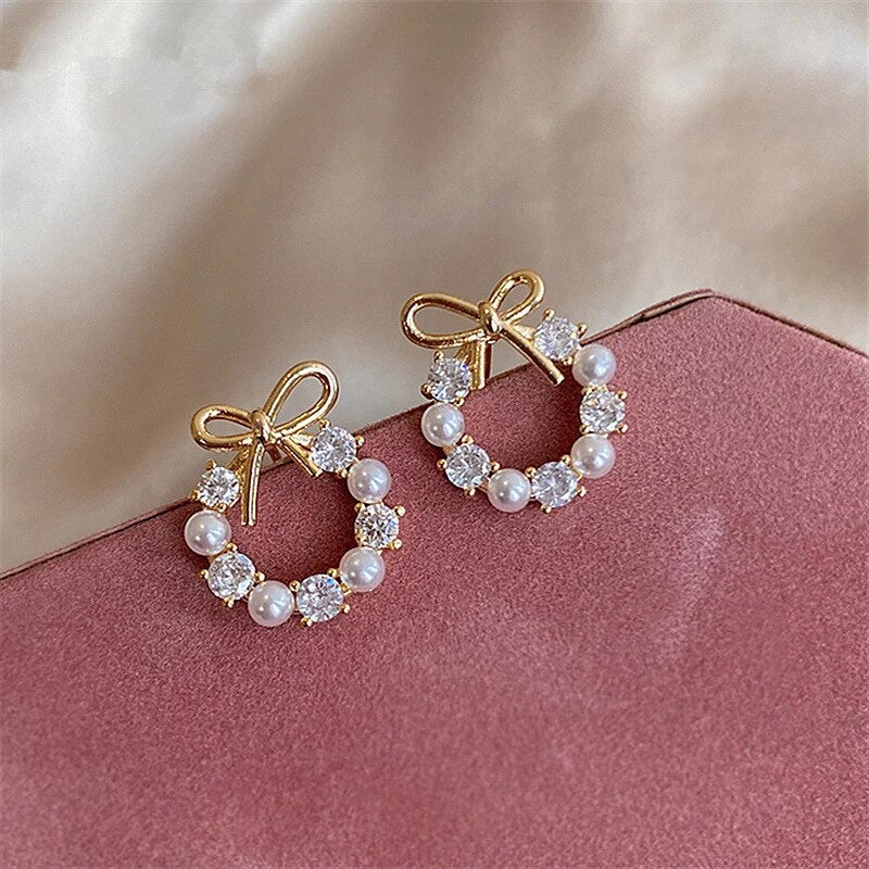 Éclatantes Boucles d'Oreilles de Noël en Or avec Nœuds, Perles et Zircons scintillants