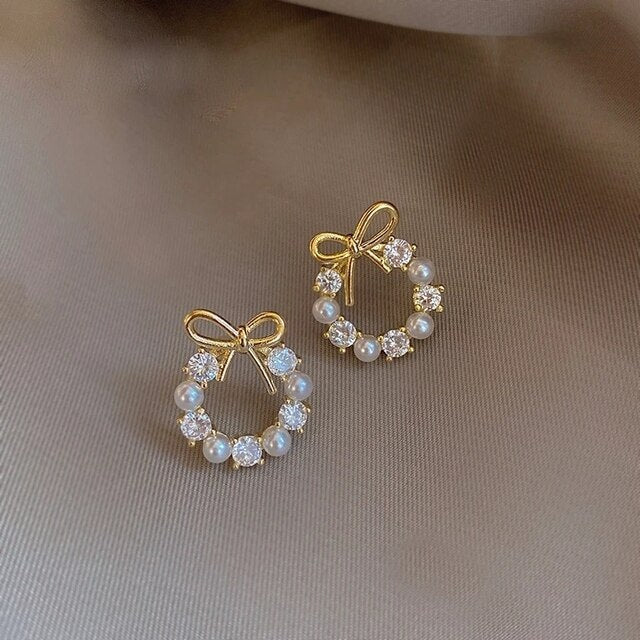 Éclatantes Boucles d'Oreilles de Noël en Or avec Nœuds, Perles et Zircons scintillants