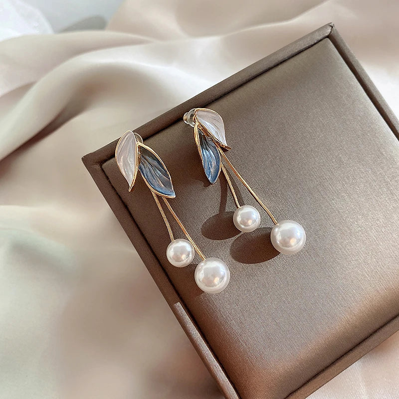 Éblouissantes Boucles d'Oreilles en Forme de Feuille Verte et Opale Blanche, Sublimées par des Perles en Or