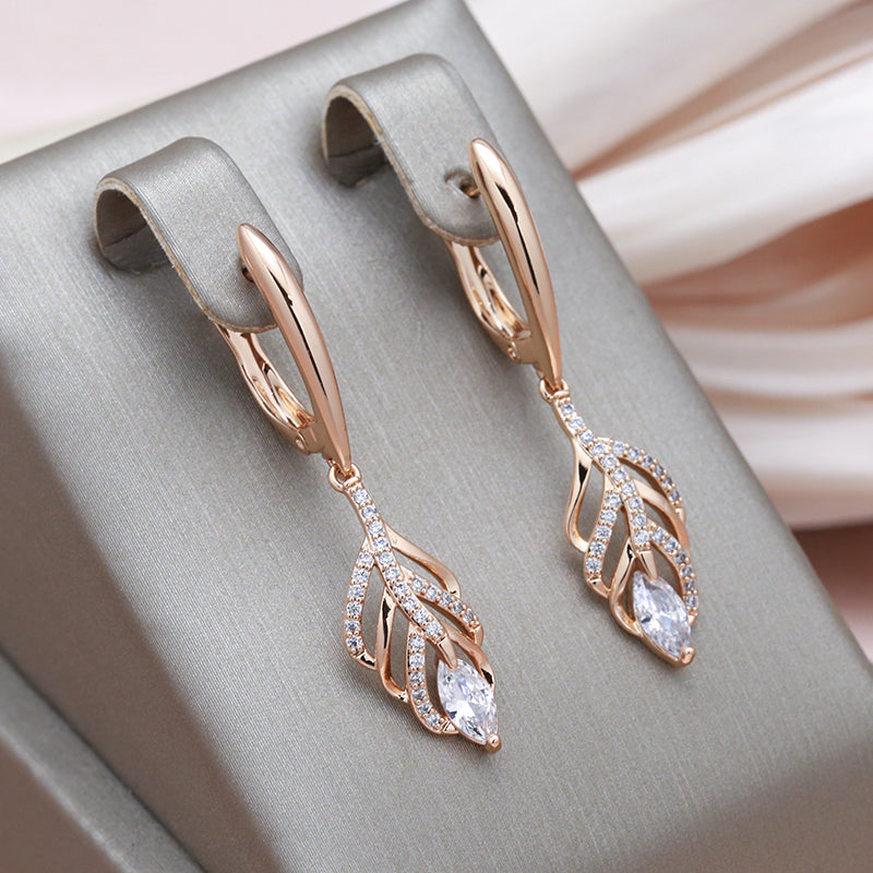 Éclatantes Boucles d'Oreilles en Forme de Feuilles en Or avec Zirconia Étincelants