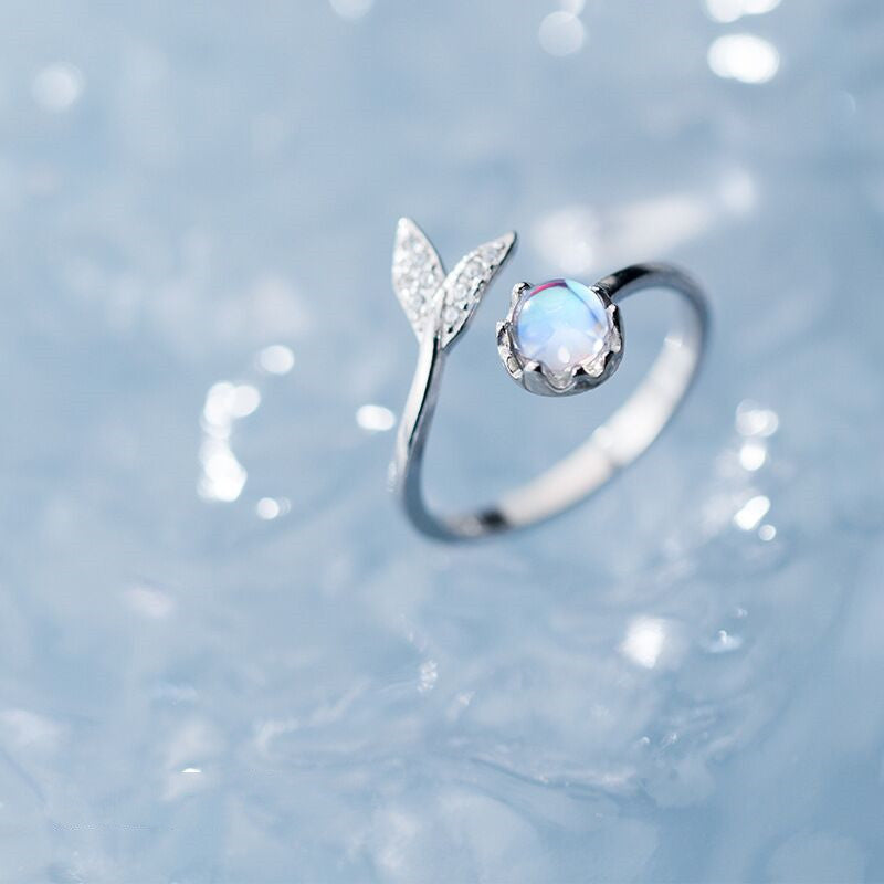 Élégante bague ajustable en argent ornée de zircone bleue inspirée par les dauphins