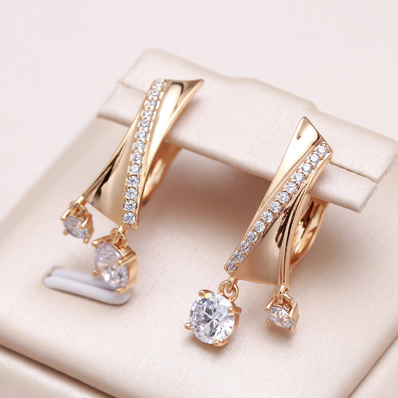 Boucles d'oreilles en Or et Zircons : Élégance Irregulière à Chaque Instant