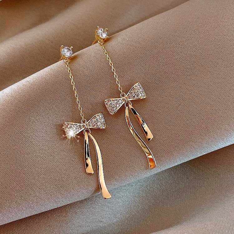 Boucles d'Oreilles Élégantes à Nœud en Cristal