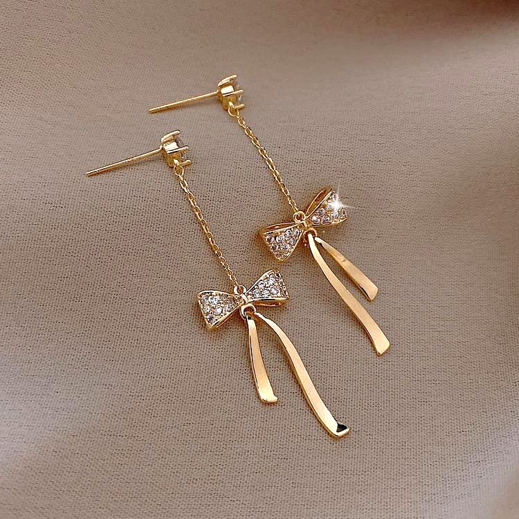 Boucles d'Oreilles Élégantes à Nœud en Cristal