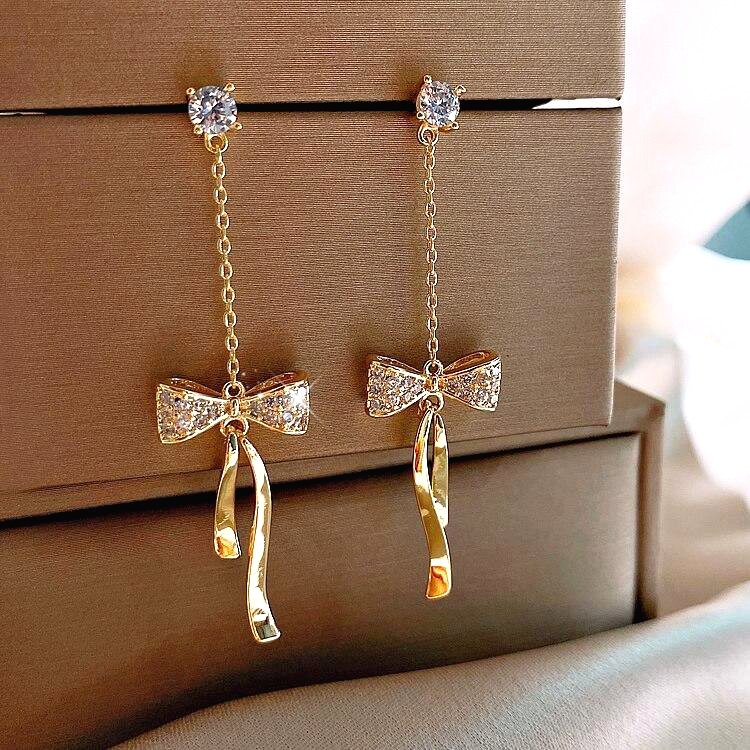 Boucles d'Oreilles Élégantes à Nœud en Cristal
