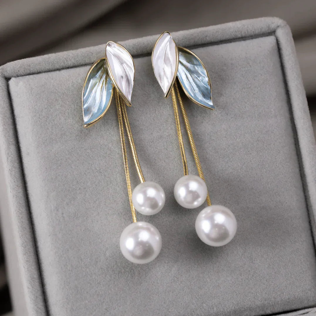 Élégantes Boucles d'Oreilles en Feuille Tombante Agrémentées de Perles dorées