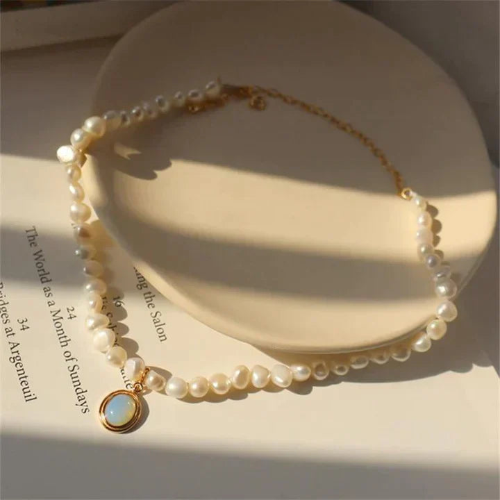 Collier Éblouissant en Perles et Pierre de Lune Dorée