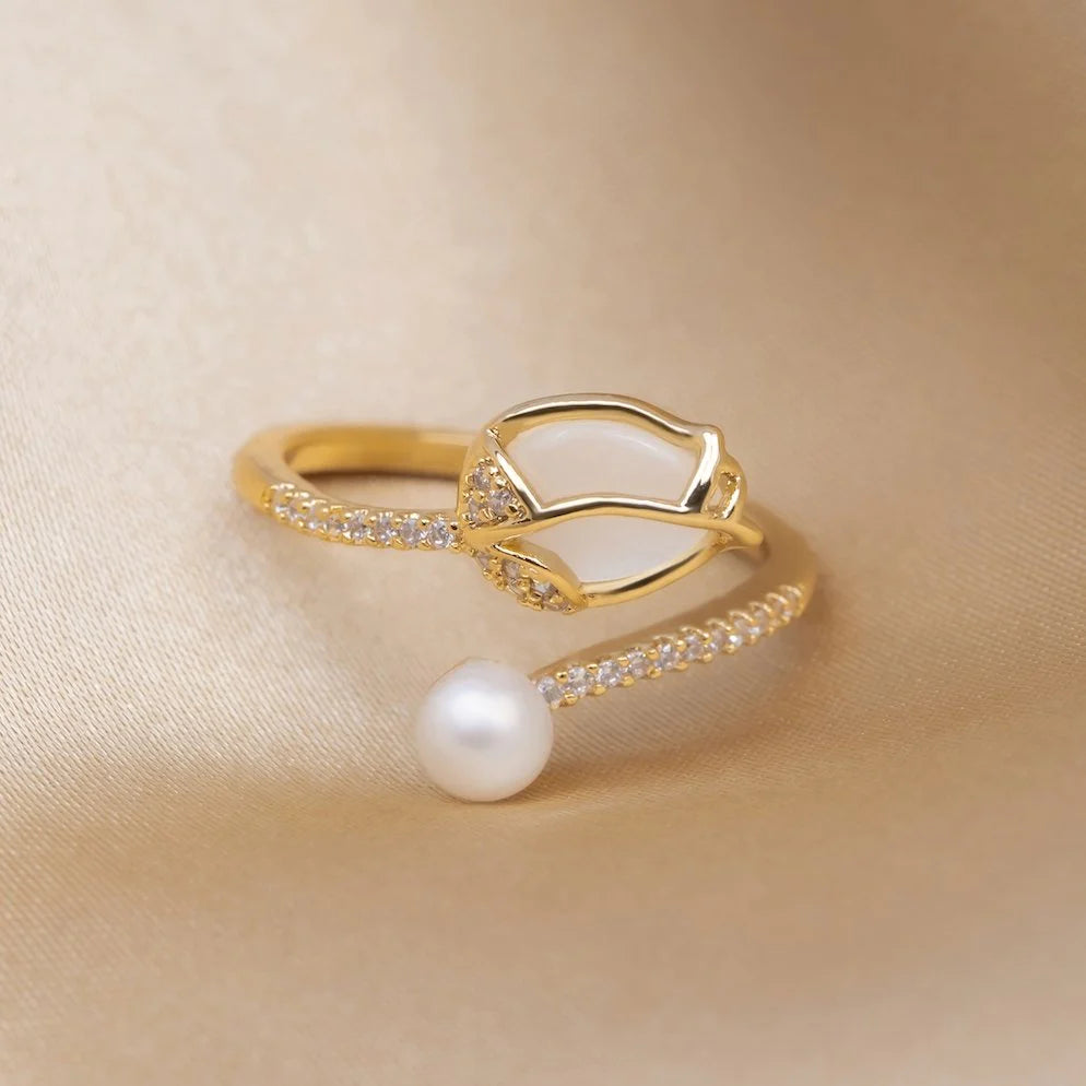 Bague Tulipe Ajustable en Or avec Éclat d'Opale Blanche et Perle Sophistiquée