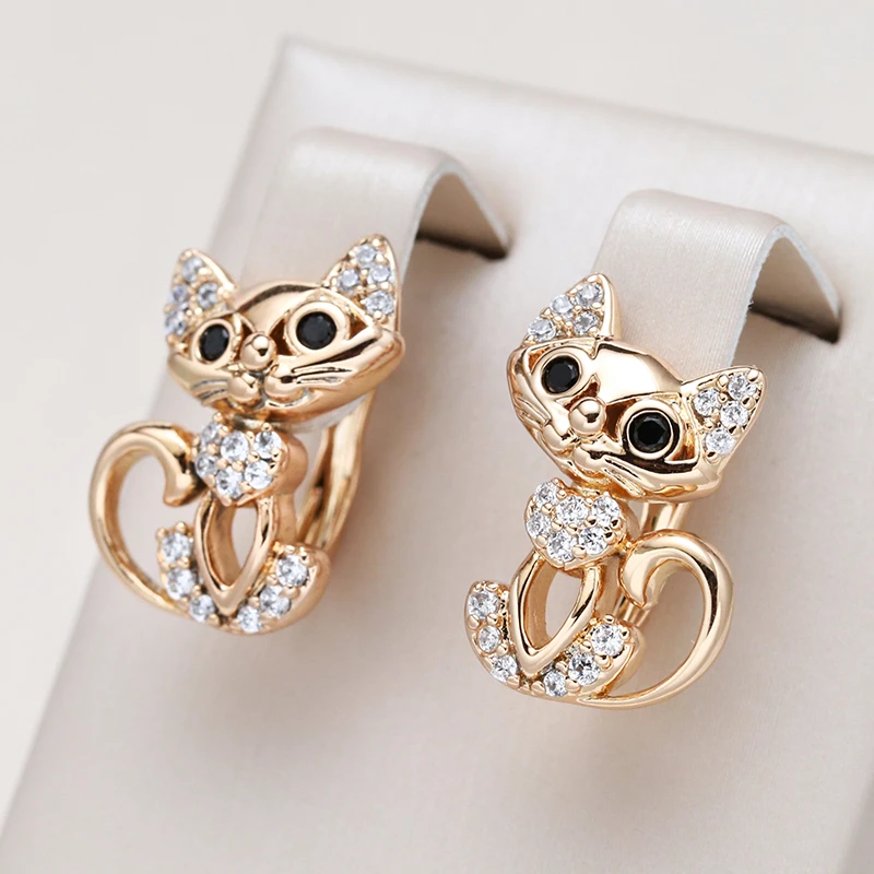 Boucles d'oreilles Élégantes en Or : Charmant Design de Chatons
