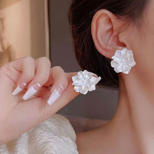 Élégantes Boucles d'Oreilles en Pétales Blancs