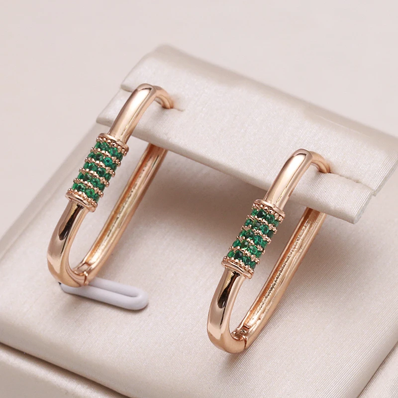 Petites boucles d'oreilles sophistiquées en zircone verte étincelante