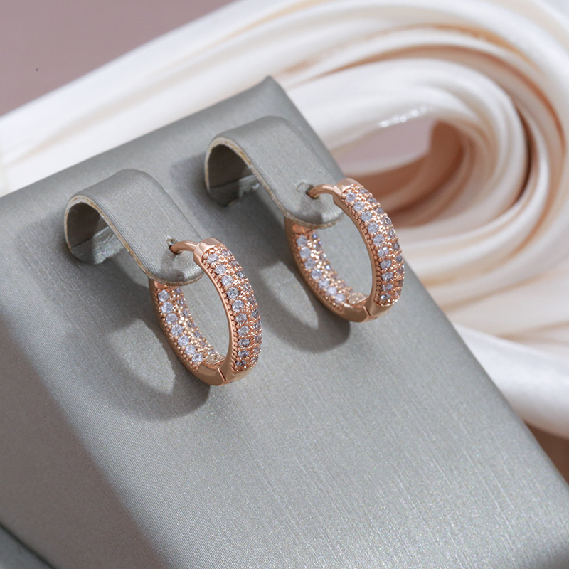 Éblouissantes boucles d'oreilles en or ornées de zircones cubiques raffinées