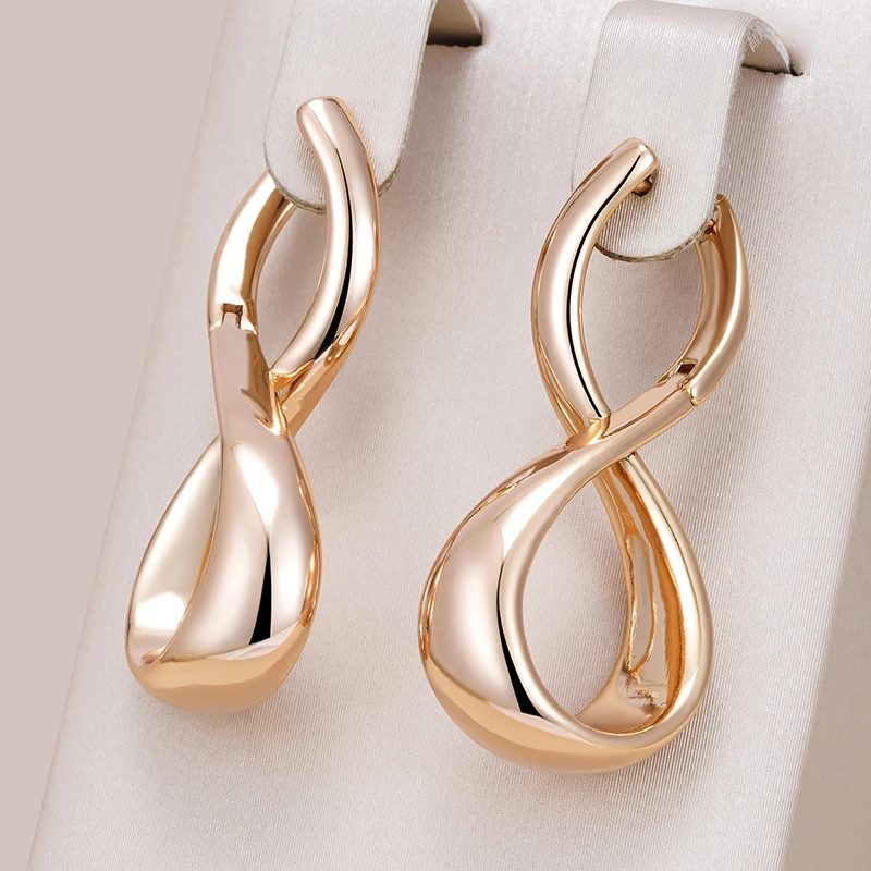 Élégantes Boucles d'Oreilles Dorées en Vagues