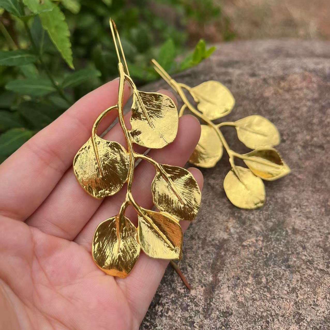 Élégantes Boucles d'Oreilles en Forme de Feuille Dorée Vintage