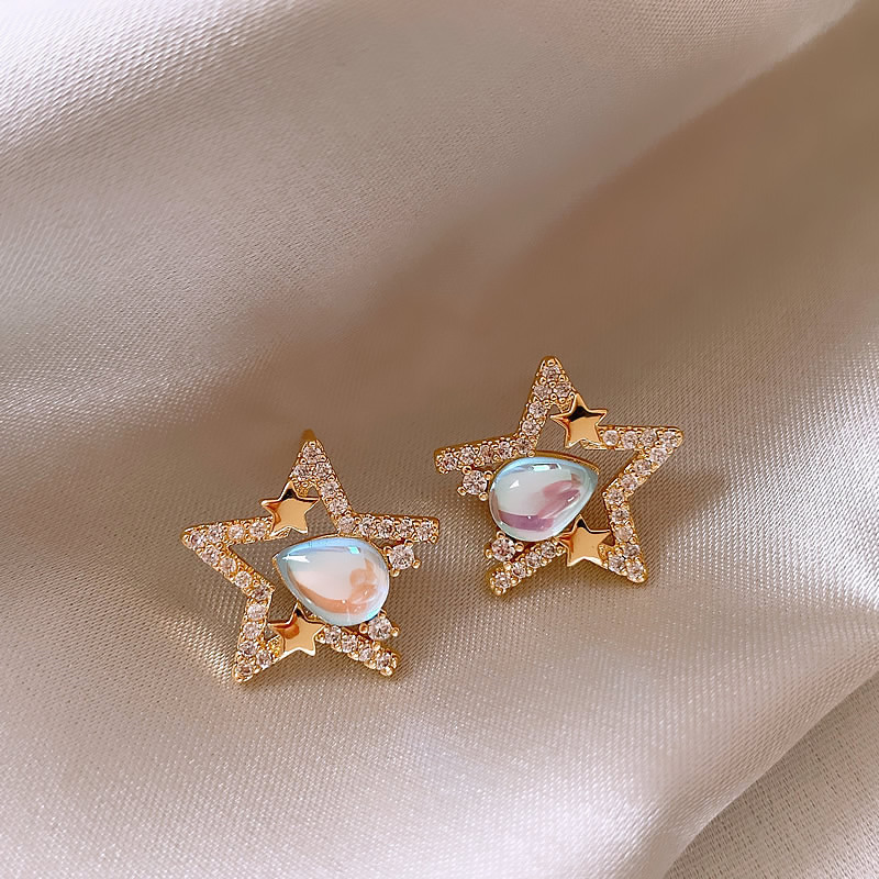 Boucles d'oreilles raffinées en brillants ornées d'une étoile scintillante