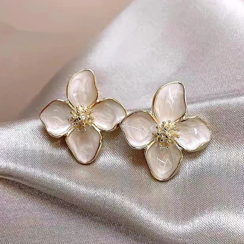 Boucles d'oreilles élégantes en forme de fleurs avec émail doré scintillant