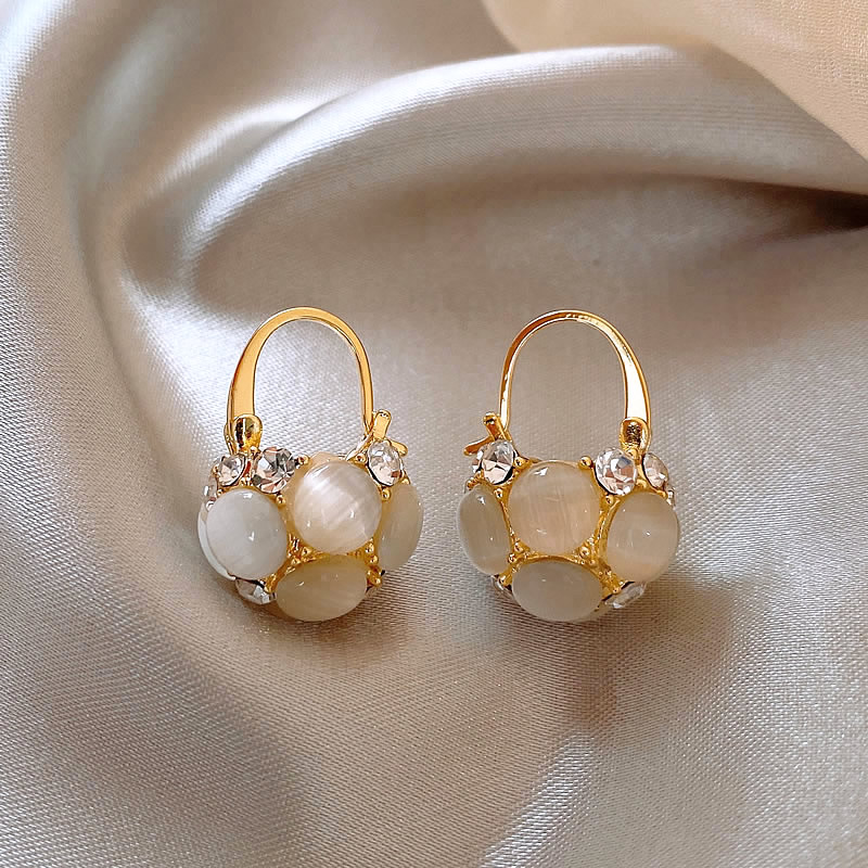 Éblouissantes boucles d'oreilles en perles élégantes ornées de cristaux dorés