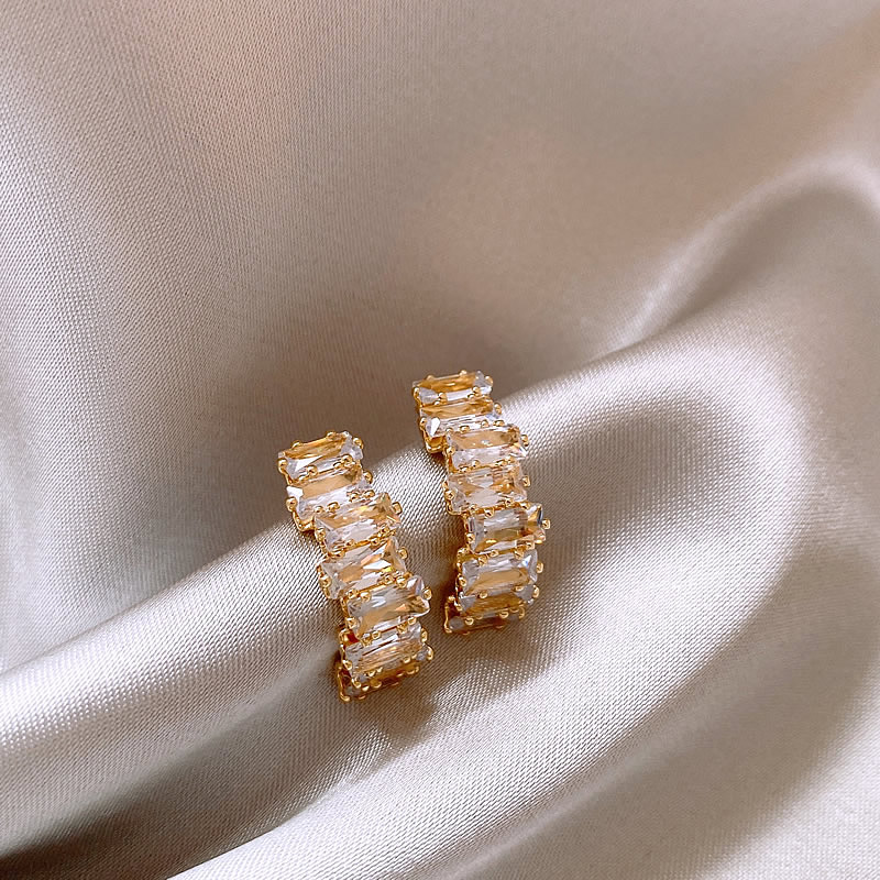 Boucles d'oreilles élégantes en or ornées de scintillants zircons